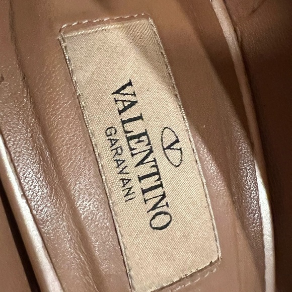 Valentino Neutrals Patent Leather Bow Accents Pumps size 40 - Picture 2 of 13